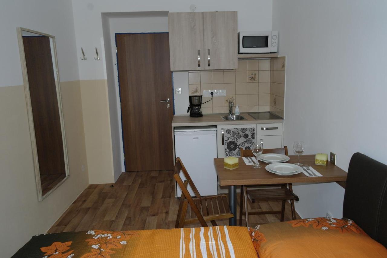 Gasthof Room&kitchen Next To Castle Prag